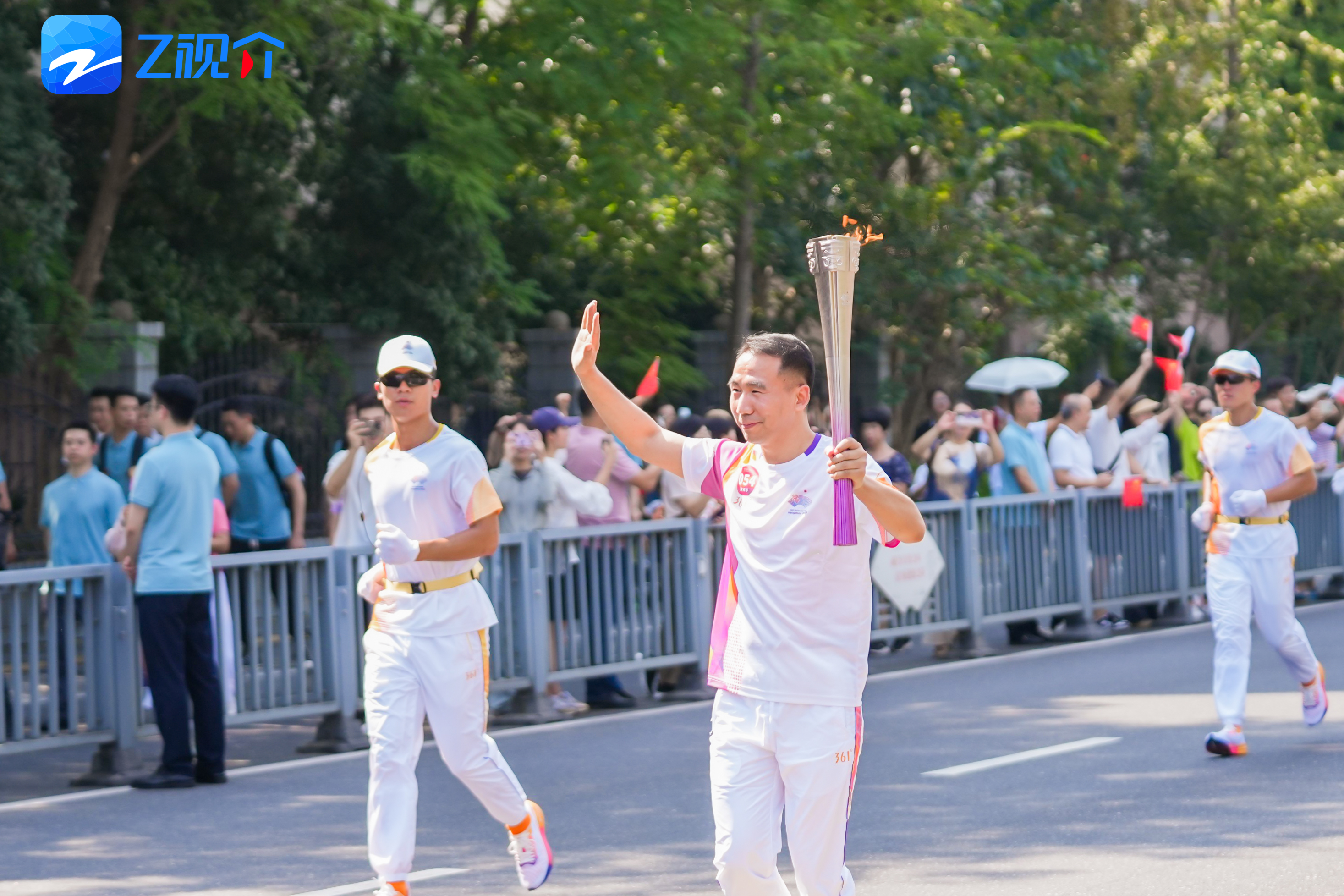 爱可声助听器李鹏董事长参与杭州亚运会衢州站火炬传递