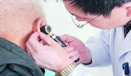 如何帮70岁老人选配助听器