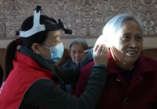 越早配助听器越好？戴助听器有哪些好处？